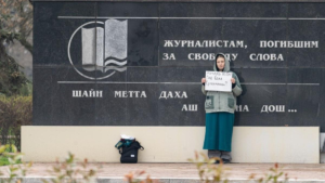 Подругу пропавшей чеченки Седы Сулеймановой задержали в Чечне на пикете с требованием предоставить информацию о ней.