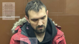 Комика Артемия Останина отправили в СИЗО за шутку о мужчине без ног. Он заявил, что его избили при задержании.