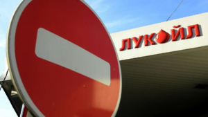Хакеры совершили атаку на “Лукойл”: пользователи жалуются на проблемы с работой сервисов, включая заправки.