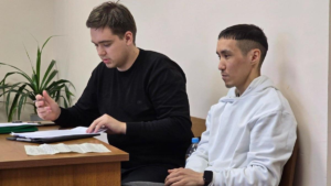Фотограф Султанов, задержанный за портрет Навального, рассказал о том, как его избивали сотрудники полиции во время дачи показаний.