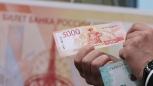 Некоторые российские банкоматы отказываются принимать новые пятитысячные купюры из-за введенных санкций.