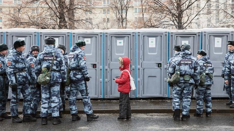 Ценности “прямой падения”. Потратив все усилия на борьбу с “оранжевыми” революциями, забыли о санитарной революции. Только в речах пропагандистов появляется тема туалета.