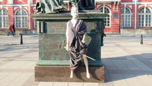 В Петербурге задержаны два студента из-за участия в акции “Наука мертва” с манекеном богини Минервы. Официальные СМИ сообщили о раскрытии “троцкистской ячейки”.