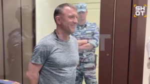 Бывшему командующему 58-й армией генералу Попову назначили 5 лет тюрьмы и лишили званий по делу о крупном мошенничестве.