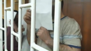 Спецназ в Новокузнецке освободил восемь россиян из 12-летнего плена, где их заставляли работать на свалке. Суд не принял решение о задержании “рабовладельцев”.
