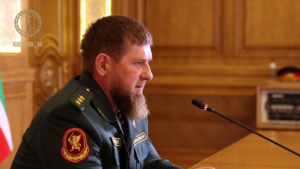 Кадыров заявил, что мужчин из семей, причастных к нападению с ножом на инспекторов ДПС в Чечне, депортируют, а их имущество нужно изъять.