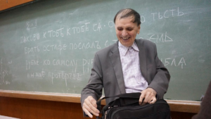 Язык приведет к истине. 29 апреля 2025 года исполняется 90 лет со дня рождения выдающегося российского лингвиста, академика Андрея Анатольевича Зализняка.