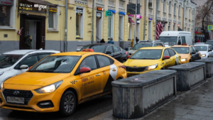 Такси – это не lux. Это очень дорогой вид экономии. В то время, когда в Китае запускают летающие такси, в России даже запрещают те автомобили, которые способны двигаться.