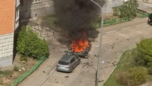 Автомобиль взорвался во дворе жилого дома в городе Балашиха. В результате погибли водитель и пассажир. Возможно, среди погибших – военный с званием генерала.
