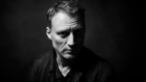 “Мы находимся в периоде потерь”. Актер Анатолий Белый рассказывает о путешествии по виткам российской истории от Мандельштама до Берковича.