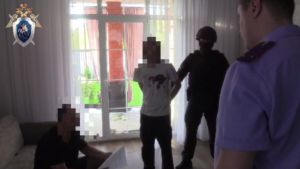 Школьнику в Хабаровске было присуждено 5 лет заключения за «подготовку теракта» в военной части, а двум выпускникам из Нижегородской области — по 2,5 года за обсуждение Украины в лицее.