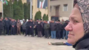 Тело подростка-террориста, который напал на пост ДПС, было выставлено на площади в Ачхой-Мартане. Родственникам его Кадыров приказал покинуть Чечню.