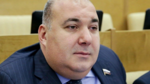 Депутат проживал в ОАЭ и не появлялся на работе. Госдума лишила его мандата только через два года, но он решил подать на нее в суд.