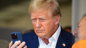 Трамп после общения с Путиным: непосредственные переговоры между Москвой и Киевом начнутся немедленно, чтобы договориться об условиях прекращения огня.
