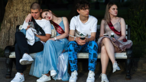 Выброс на сцене. Решение о выборе артистов для церемонии выпускного вечера было поручено самим учащимся одиннадцатых классов после проведения опроса. Но действительно ли был сделан выбор?