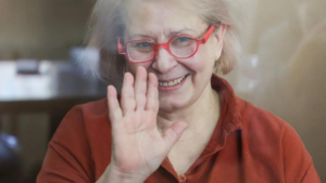 Кинокритик Екатерина Барабаш рассказала о своем сбеге из-под домашнего ареста во Францию.