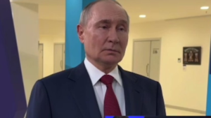 После разговора с Трампом Путин заявил, что Россия готова сотрудничать с Киевом над заключением мирного договора, при этом стороны должны найти компромиссы, но необходимо преодолеть первоочередные причины кризиса.