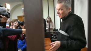 Боринов выслал из тюрьмы Барнаула сообщение – этап, во время которого у 63-летнего политзаключенного обнаружили признаки туберкулеза, продолжается.