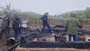 Траур в Иркутской области: молодой человек с ножом напал на своих сверстников на вечеринке и поджег дом. Пять человек погибли, включая нападавшего, четверо ранены.