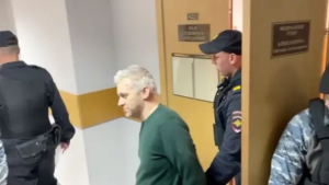 Экс-полицейского, обвиняемого в распространении дезинформации в личном телефонном разговоре, госпитализировали в больницу “Матросская тишина” из-за проблем с сердцем.
