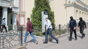 Всех задержанных журналистов Ura.ru отпустили как свидетелей. В Союзе журналистов России обыски в проправительственном издании назвали “демонстративной силовой акцией”.