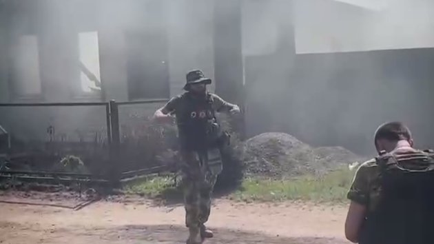 “Imagine the homeowner who will see the video.” Another rapper was “caught” during the filming in a ruined Russian village. This outraged the refugees.