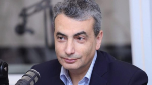Лев Шлосберг стал фигурантом уголовного дела по повторной «дискредитации армии» из-за фейкового аккаунта в «Одноклассниках». Утром у него прошел обыск в квартире.