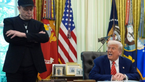 “Самый богатый” в ссоре с “самым влиятельным”: после конфликта с Трампом в Twitter Маск потерял $34 миллиарда и угрожает прекратить космическую программу.