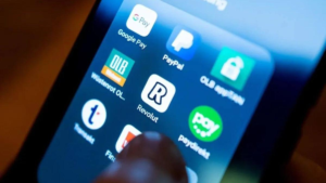 Revolut разблокировал счета троим сотрудникам ФБК и Константину Котову после публикаций в СМИ. Они связывали блокировку с гонениями в России.