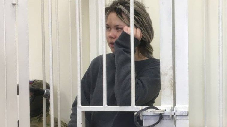 22-летний срок в колонии был назначен активистке “Армии красоток” Надин Гейслер по ряду обвинений, включая госизмену, содействие терроризму и угрозу безопасности России.