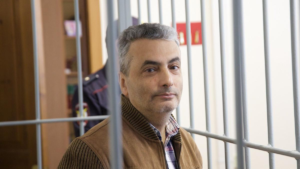 “Всё это из-за одной публикации?” Льва Шлосберга поставили под домашний арест по новому уголовному делу.