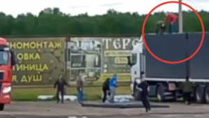 Для того чтобы помешать украинским дронам нанести удар по аэродрому, власти решили “поощрить” дальнобойщиков, которые набрасывали камни на крышу фуры.