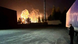 Министерство обороны РФ заявило, что за ночь было сбито 174 беспилотных летательных аппарата. Взрывы в районе аэропорта Брянска, Энгельса и Мичуринска привели к повреждению промышленных предприятий. Семь человек пострадали в результате происшествий за ночь, по информации властей.
