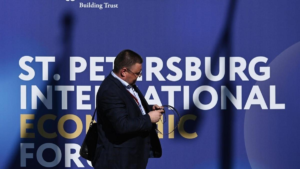 Кремль сравнил отключение интернета во время ПМЭФ с “режимом, который выводит поезд из строя”.