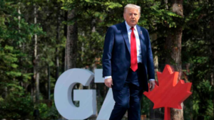 Трамп через несколько дней покинул саммит G7. Прежде чем это произошло, он призвал всех эвакуироваться из Тегерана.