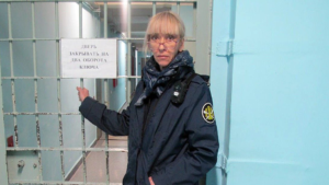 Миссия “под прикрытием”. В издательстве Freedom Letters выходит книга Анны Каретниковой “Я – сотрудница ФСИН”.
