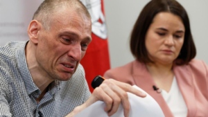 И жизнь, и слёзы, и свобода. Освобождённый Сергей Тихановский заплакал на пресс-конференции, а те, кто его ожидали, – накануне.