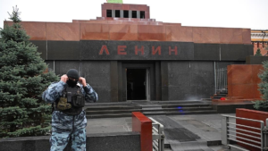 «Конец дедушке, а дело живет…». Длинные очереди к мавзолею, который закрывается на реконструкцию, подразумевают, что возможно, скоро там появится и Сталин.