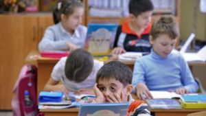 Уроки русского языка. Сегодня детям мигрантов практически невозможно получить начальное и среднее образование в России. Это результат работы Государственной Думы.