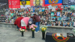 “Мне кажется, что Женька все-таки остался жив.” Корреспондент “Новой” в день годовщины восстания наемников посетил мемориал на Варварке.
