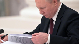 Путин расширил условия для внесудебных заблокировок счетов россиян. Санкции могут быть применены за подозрения в финансировании “экстремистов”.