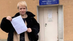 “Никогда не простить мэру отсутствие денег на макароны.” Журналистку из Приморья, критикующую местную власть, оштрафовали. Ранее ей угрожали, публично оскорбляли и резали колеса.