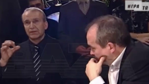 На Первом изменили выступление о Украине в выпуске “Что? Где? Когда?” В данной сцене украинский зритель называет участника своим “родичем”