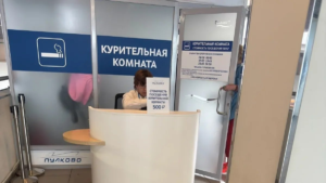 Платная зона для курения в аэропорту Пулково “не вызывает конфликтов”, сообщили в аэропорту. Ранее в интернете появилось видео, где пассажиры задержанных рейсов конфликтуют с охраной.