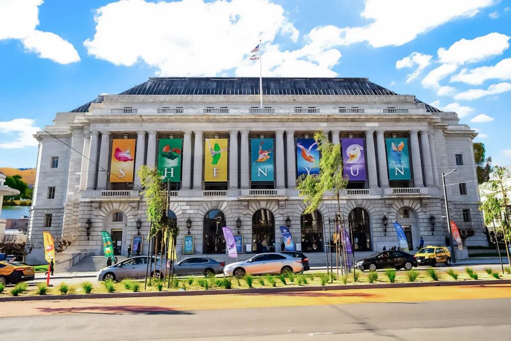 КПК использует фейковые новостные сайты для нападок на Фалуньгун и театральную труппу Shen Yun Performing Arts, выдавая себя за международные СМИ.