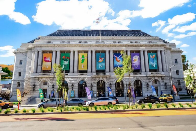 КПК использует фейковые новостные сайты для нападок на Фалуньгун и театральную труппу Shen Yun Performing Arts, выдавая себя за международные СМИ.