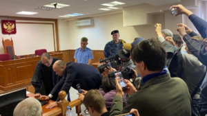 Атака клонов. Иски политических партий о вычеркивании “Яблока” из региональных избирательных списков совпадают на 65%. Этот же процент совпадений наблюдается и в судебных решениях.