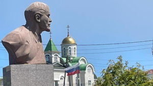 Сложно удерживаться на краю света. Здесь “край света” означает, что нужно лететь к врачу на самолете, а зарплату измерять по ценам на фрукты. Репортаж из Южно-Курильска.