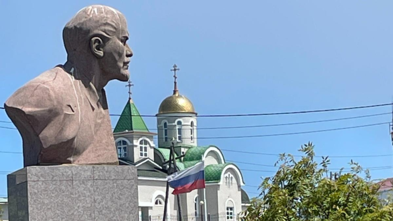 Сложно удерживаться на краю света. Здесь “край света” означает, что нужно лететь к врачу на самолете, а зарплату измерять по ценам на фрукты. Репортаж из Южно-Курильска.