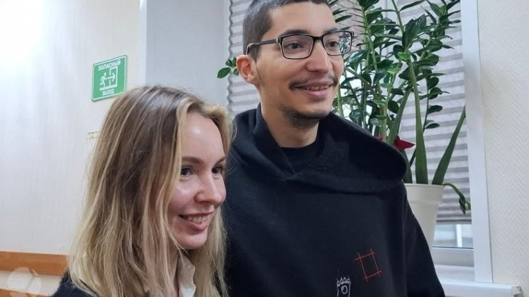 Жену акциониста Крисевича арестовали на 10 дней за отказ разблокировать телефон. Она вернулась в РФ, чтобы навестить мать, но и ее мать также была арестована.